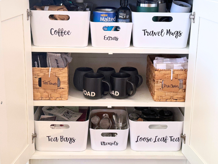Containers organising the tea and coffee station